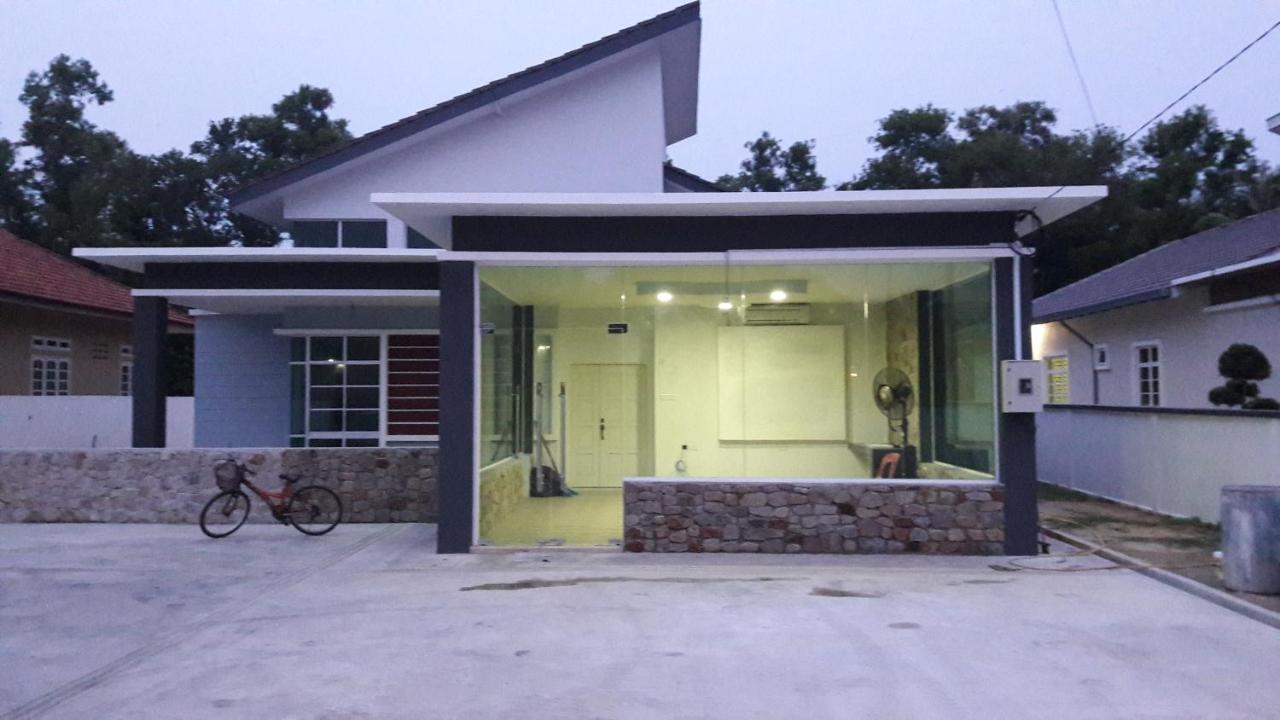Dlayaran Villa Guest House Kuala Rompin Esterno foto